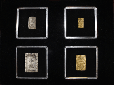 Les pièces de monnaie en or et en argent représentant des baguettes de samouraï dans une collection